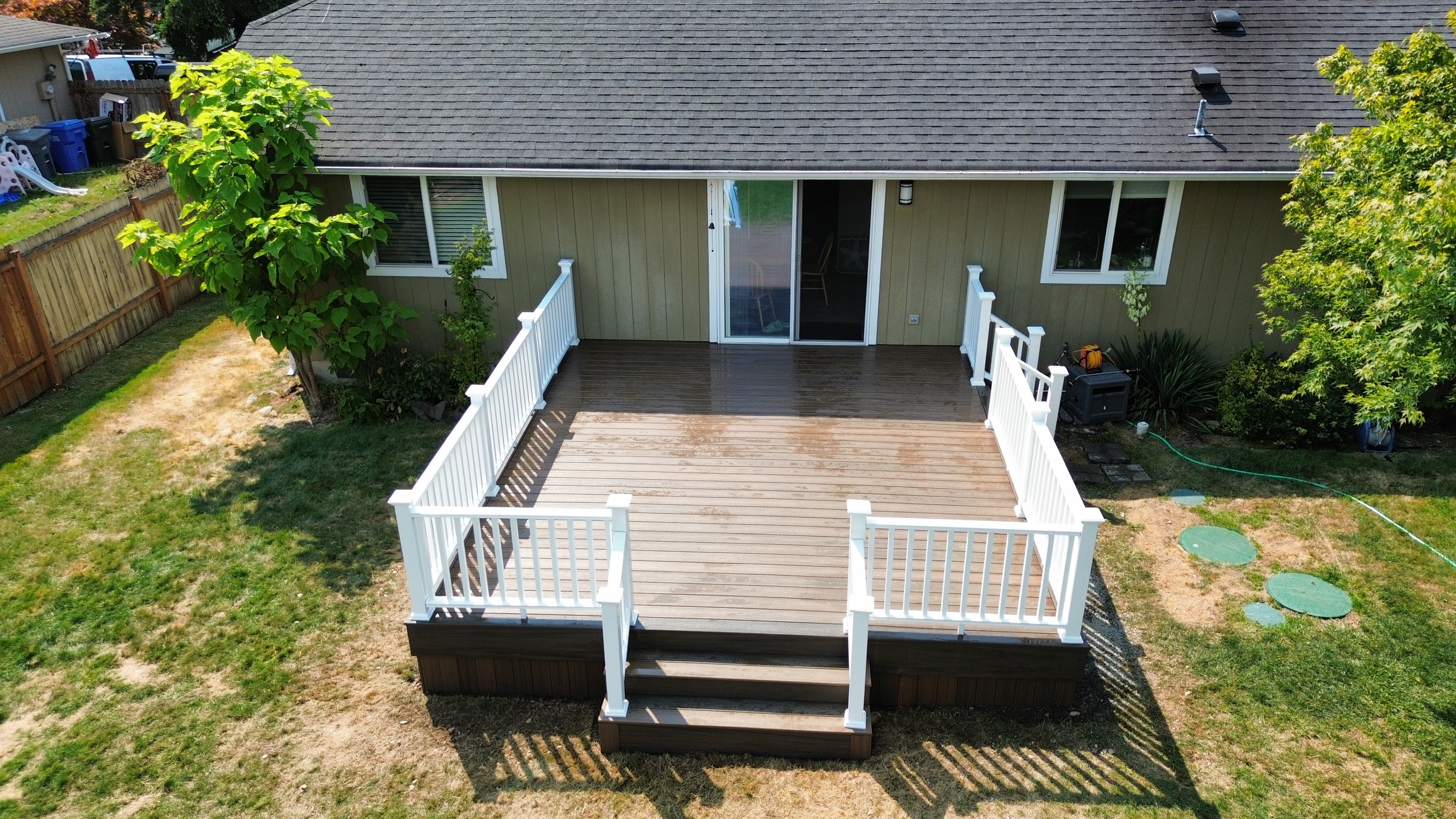 Trex Toasted Sand deck with Coastal Bluff picture frame and white picket railing